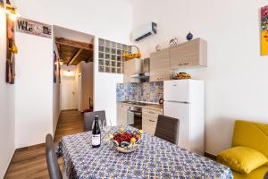 een kleine keuken met een tafel met een fruitschaal erop bij Casa Emma in Avola