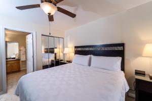 Tempat tidur dalam kamar di Holiday Inn Resort Grand Cayman, an IHG Hotel