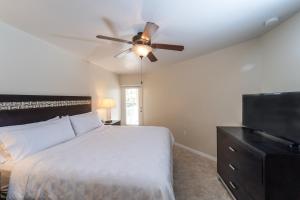 - une chambre avec un lit et un ventilateur de plafond dans l'établissement Holiday Inn Resort Grand Cayman, an IHG Hotel, à George Town