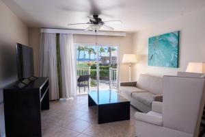 Area tempat duduk di Holiday Inn Resort Grand Cayman, an IHG Hotel