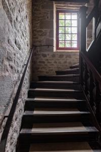 a set of stairs in a building with a window at joli appartement 2 pers dans les remparts de Guérande in Guérande