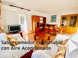 sala de estar con sofá y mesa en Labradores 3 dormitorios, en Peñíscola