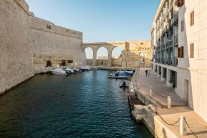 - Vistas a un canal con puente y barcos en Vittoriosa Seafront Highly Furnished Apartment FL 4, en Birgu