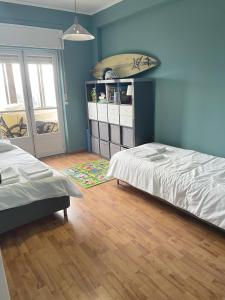 um quarto com uma cama e uma prancha de surf na parede em Blue Bay Apartment Free bicycles em Setúbal