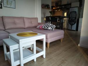 - un salon avec un canapé et une table dans l'établissement Marko & Rita apartments, à Žaborić