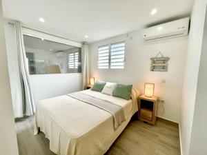 Un dormitorio con una cama grande y una ventana. en Blue Dream 3 à 5 chambres villa sur la plage, en Baie Nettle 23 fotos más
