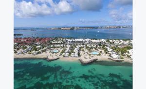 una vista aérea de un resort en el océano en Blue Dream 3 à 5 chambres villa sur la plage, en Baie Nettle