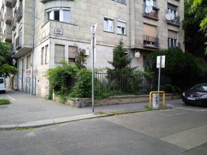 um edifício ao lado de uma rua com um carro em Apartment of Közraktár em Budapeste