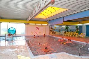 a group of people in a swimming pool at Chalet - Dà gae nog à in Baarland