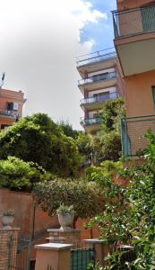 un edificio con una maceta junto a un edificio en RED ROSE, en Roma