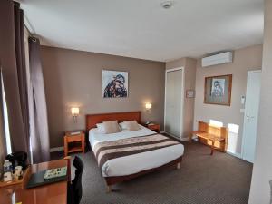 Postel nebo postele na pokoji v ubytování Logis Hotel Le Cerf