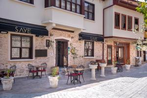 un gruppo di tavoli e sedie all'esterno di un edificio di Saye Konak Hotel ' Kaleiçi&Oldtown' a Antalya (Adalia)