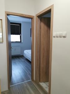 una puerta abierta en una habitación con 1 dormitorio en Apartma Kuhar, en Kranjska Gora