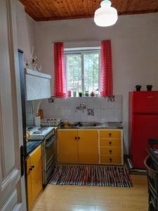 Kuchyň nebo kuchyňský kout v ubytování 1935 home