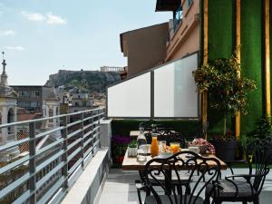Ein Balkon oder eine Terrasse in der Unterkunft Athens City View Urban Suites