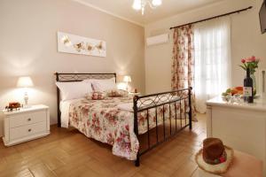 1 dormitorio con 1 cama, vestidor y ventana en Villa Meli Afionas Corfu, en Afionas