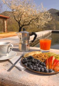 talerz jedzenia na stole z drinkiem w obiekcie Agriturismo San Lorenzo di Persegno w mieście Toscolano Maderno