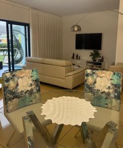 sala de estar con mesa y sofá en Marina Zen Apartment - Orada, Albufeira en Albufeira