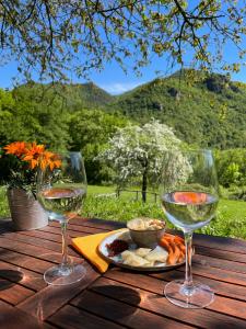 twee glazen wijn zittend op een houten tafel bij Agriturismo San Lorenzo di Persegno in Toscolano Maderno