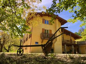 a house with a statue in front of it at Agriturismo San Lorenzo di Persegno in Toscolano Maderno