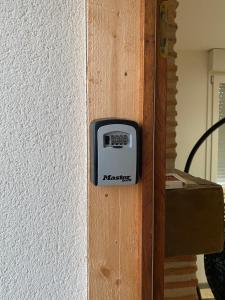 a thermometer on the side of a wall at Le Cottage de Romas in Villeneuve-sur-Lot