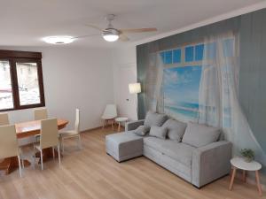 a living room with a couch and a table at B&B Apartamentos La Atalaya in Olite