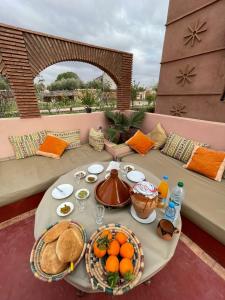 una mesa con comida en el patio en villa darga rouge, en Marrakech