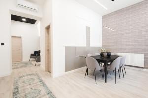 Posedenie v ubytovaní Holló 3 Bedroom Downtown Apartment