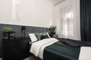 Llit o llits en una habitació de Holló 3 Bedroom Downtown Apartment
