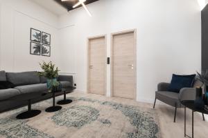 Posedenie v ubytovaní Holló 3 Bedroom Downtown Apartment