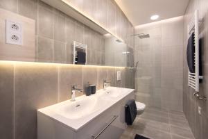 Kúpeľňa v ubytovaní Holló 3 Bedroom Downtown Apartment