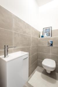 Kúpeľňa v ubytovaní Holló 3 Bedroom Downtown Apartment