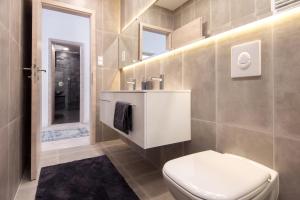 Kúpeľňa v ubytovaní Holló 3 Bedroom Downtown Apartment