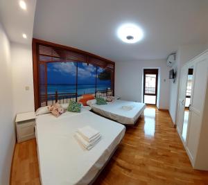 two beds in a room with a view of the ocean at Apartamentos La Atalaya in Olite