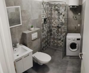 Apartments Anamarija tesisinde bir banyo