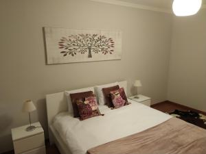 una camera con un letto bianco con due comodini di Sol & Mar Rancho a Câmara de Lobos