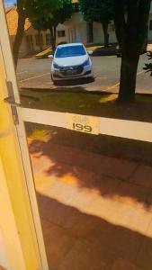 un coche aparcado en un estacionamiento detrás de una valla en Flat Di Roma Resort Internacional, en Caldas Novas
