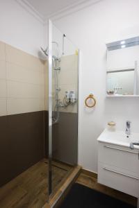 y baño con ducha y lavamanos. en AVANTUL SCM, en Drăgăşani