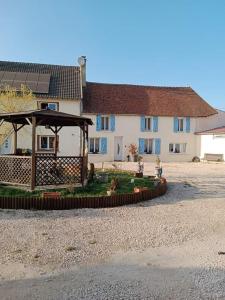 uma casa com um gazebo em frente em Le gîte du bois sebille em Verdelot