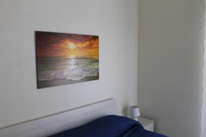 ビシェーリエにあるSea & Sun - Guest Houseのベッドの上の壁掛け