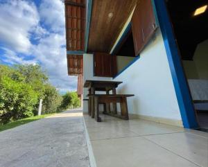a bench sitting on the side of a building at Tijota Hotel Fazenda in Ipatinga