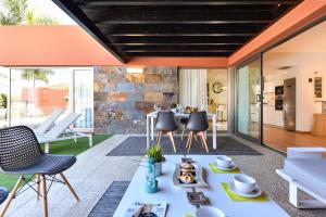 A seating area at Par 4 Blue Star by VillaGranCanaria