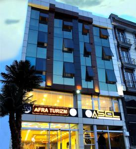 ein Hotel in einer Stadt mit Palmen in der Unterkunft TRABZON Asel Suite Otel in Trabzon