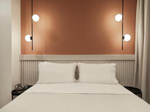 Ein Bett oder Betten in einem Zimmer der Unterkunft Athens City View Urban Suites