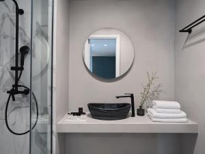 Ein Badezimmer in der Unterkunft Athens City View Urban Suites