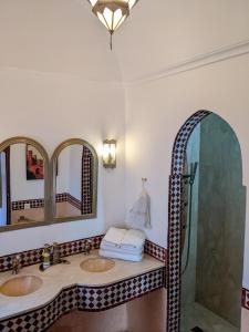 Kylpyhuone majoituspaikassa Riad Smara