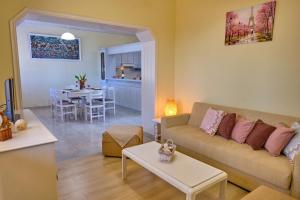 salon z kanapą i stołem w obiekcie Villa Christine Afionas Corfu w mieście Afionas