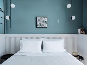 Ein Bett oder Betten in einem Zimmer der Unterkunft Athens City View Urban Suites