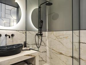 Ein Badezimmer in der Unterkunft Athens City View Urban Suites