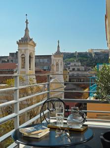 Ein Balkon oder eine Terrasse in der Unterkunft Athens City View Urban Suites